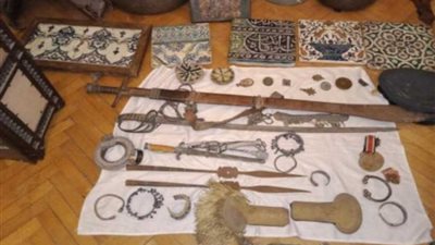 بالصور.. شرطة السياحة والآثار تضبط 121 قطعة أثرية في الزمالك