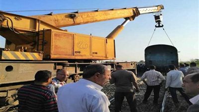 رفع جرار قطار بنى سويف الذى خرج عن القضبان