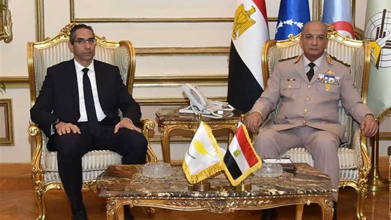 وزير الدفاع يبحث