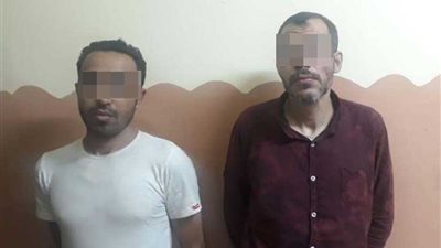 مسجل خطر وعاطل يعتديان على موظف بالمعاش ويسرقانه