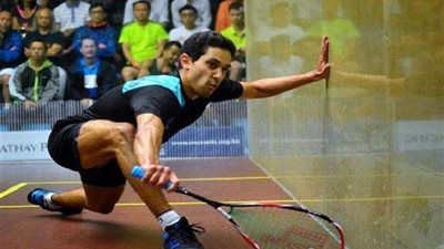 طارق مؤمن يتأهل للدور الثالث لبطولة تشانيل فاس للاسكواش