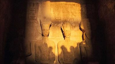 الآثار: وزراء وسفراء يشهدون الاحتفال بتعامد الشمس على 