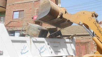 إزالة 29 حالة إشغال وإغلاق 9 محلات تجارية في حملة اليوم الواحد بصدفا..(صور)