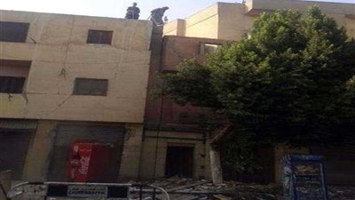 إخلاء عقار من السكان قبل انهياره بمصر القديمة.. (صور)