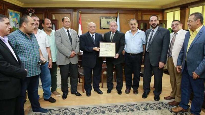 محافظ كفرالشيخ يناقش