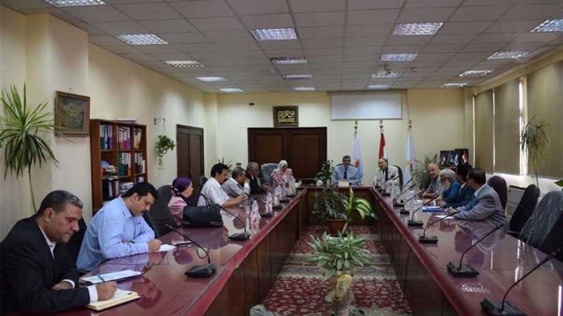 عبد الحق قائمًا بعمل