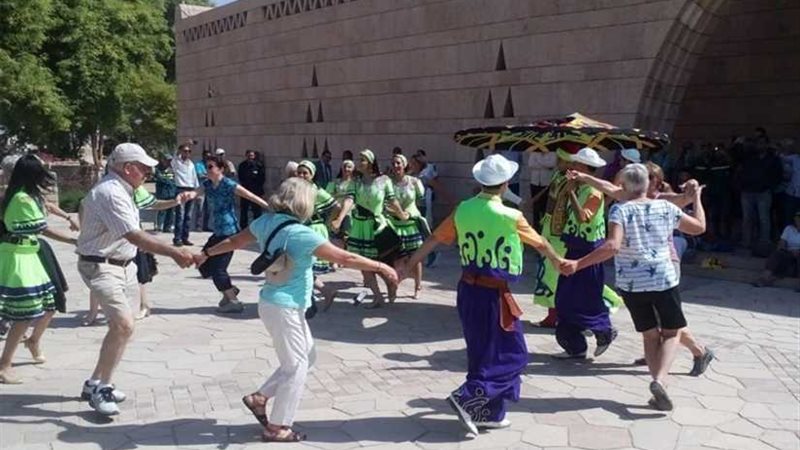 السياح يشاركون فرقة