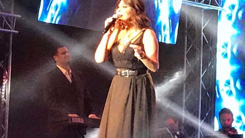 إليسا تحيي حفل تخرج