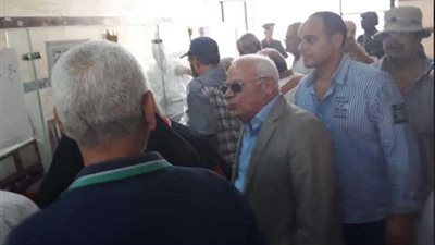 محافظ بورسعيد يتابع سير العمل في توزيع بطاقات صرف المنطقة الحرة