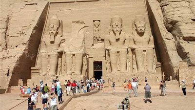 دخول السائحين معبد أبوسمبل لمشاهدة ظاهرة تعامد الشمس في الثانية والنصف صباح غد