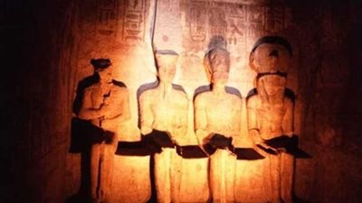 الشمس تتعامد على وجه رمسيس الثاني بمعبد قدس الأقداس بأبو سمبل 