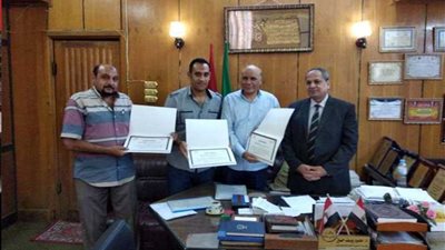 وزير التموين يكرم ٣ من قيادات المنيا