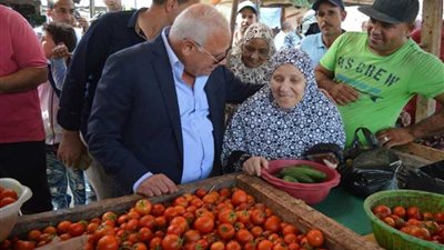 محافظ بورسعيد يتابع توافر السلع بالأسواق ويلتقي بالمواطنين
