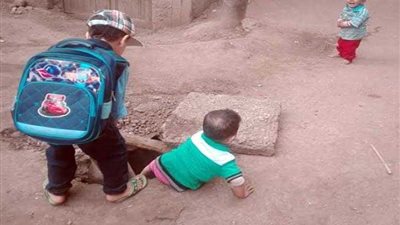 أطفال كمشيش يستغيثون من حُفر الموت بالمنوفية