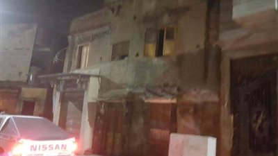 تصدع عقارين بدمنهور ومحافظ البحيرة ومدير الأمن بموقع الحادث