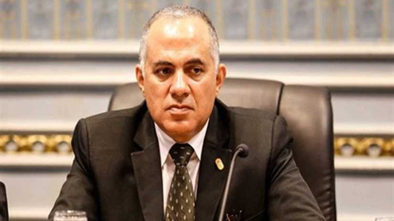 وزير الري يستعرض