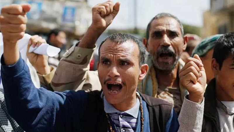 الحوثيون ينهبون محتويات