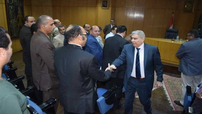 محافظ المنيا يبحث