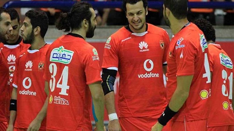 الأهلي يفوز على بطل