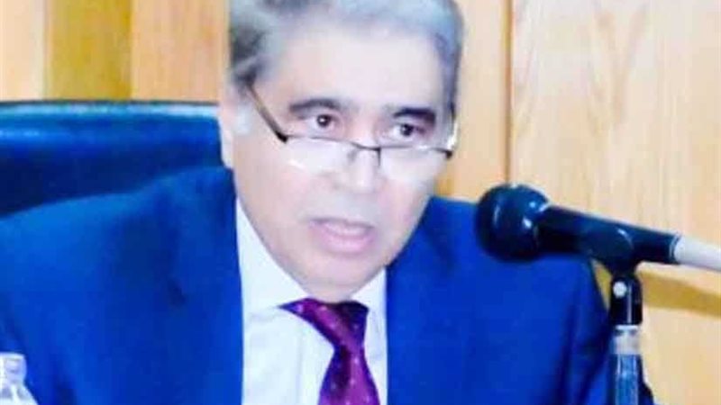 محافظ المنيا يسلم