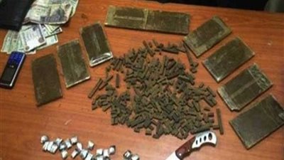 ضبط 2 كيلو حشيش بحوزة سائق وعاطل بأبو المطامير