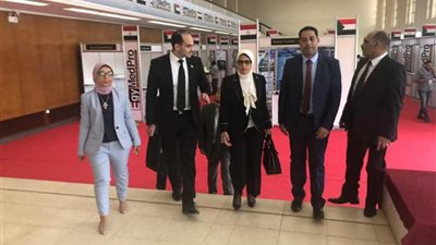 وزيرة الصحة تهدى منح علاجية لفيروس 