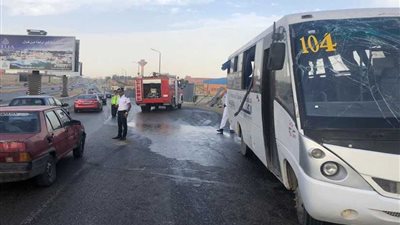 بالصور.. بقعة زيت تتسبب فى إنقلاب أتوبيس على طريق السويس