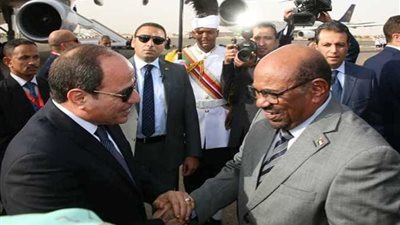 لحظة وصول الرئيس السيسي إلى الخرطوم 