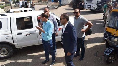 ضبط سيارة نقل تلقي مخلفات بالطريق الزراعي بالمنيا