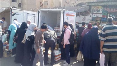 إقبال جماهيري على شراء السلع الغذائية لقافلة 
