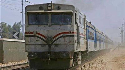 رفع آثار حادث اصطدام قطار بسيارة نقل بالبحيرة