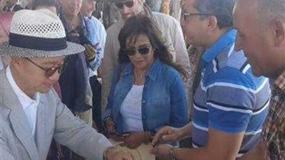 وزير الآثار يأكل الفطير المشلتت أثناء افتتاح حديقة الحيوان بالخارجة