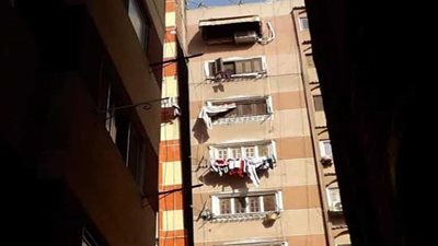 إزالة عقار مائل بحدائق المعادى حتى سطح الأرض (صور)