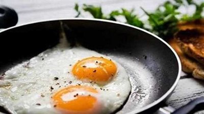 خبير طبخ ..سنوات طويلة ونحن نقلي البيض بطريقة خاطئة