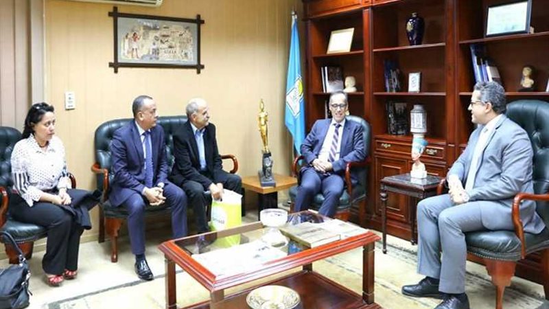 وزير الآثار يبحث