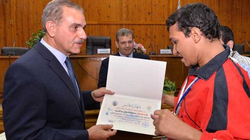 محافظ أسيوط يكرم