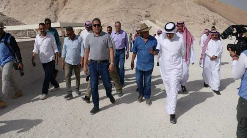 وزير الآثار يصطحب