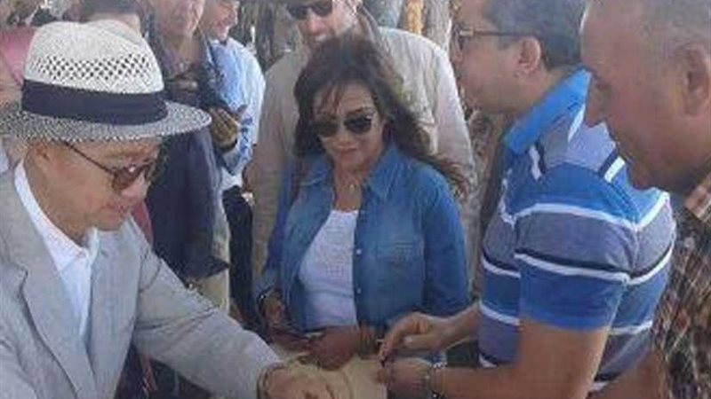 وزير الآثار يأكل