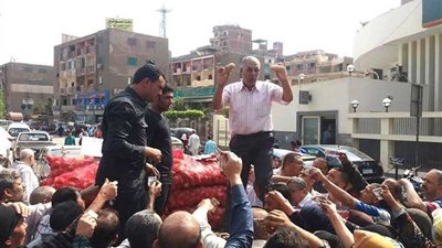 رئيس ميت غمر يعتلي سيارة نقل لبيع البطاطس للمواطنين بـ 6.5