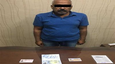 صاحب شركة يتخفى في مستندات مزورة.. وهارب من 25 سنة سجنا