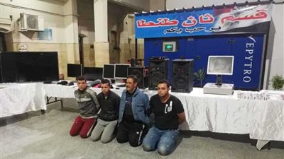 عرض مسروقات عصابة الملثمين لسرقة المحلات بطنطا