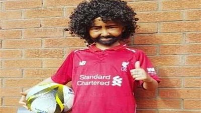 شاهد.. طفلة أيرلندية تتنكر في شخصية محمد صلاح احتفالاً بالهالوين