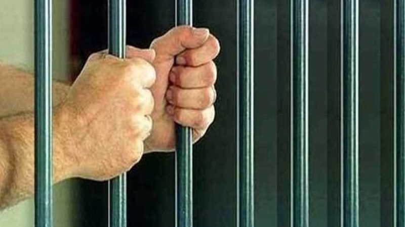 حبس محامٍ لاتهامه