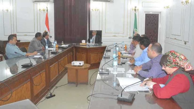 محافظ المنيا يبحث