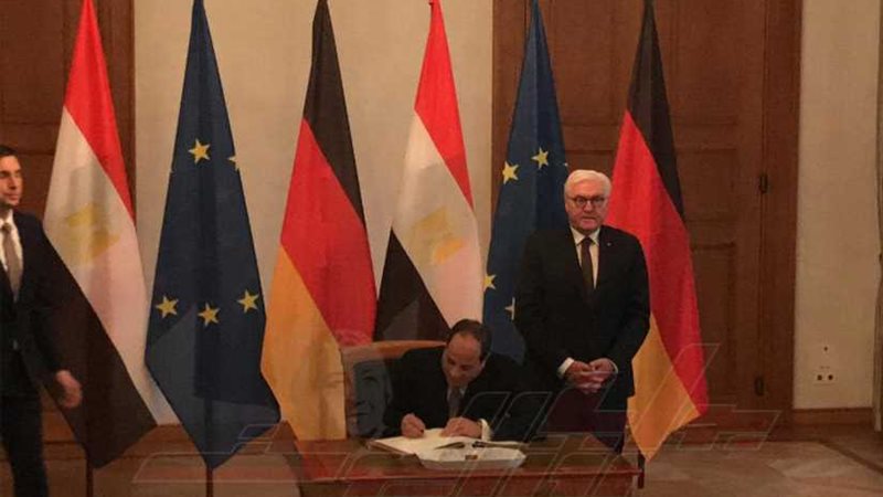 الرئيس السيسي يوقع