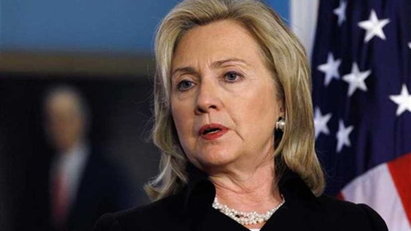 هيلاري كلينتون تشير