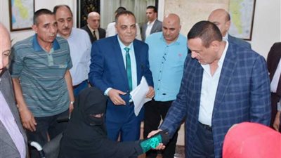 محافظ البحيرة يهدى كرسين لمرضى ضمور العضلات