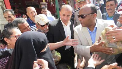 حسونة يتفقد شوادر السلع الغذائية - كلنا واحد - ويلتقى المواطنين بالمحلة