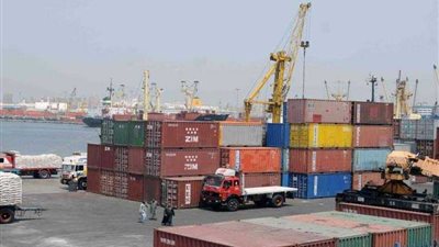 جمارك سفاجا تضبط محاولة تهريب كمية من مستحضرات التجميل بقيمة 396 الف جنيه