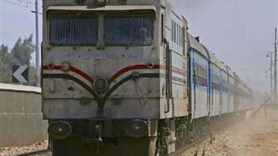 استبدال قطار الصعيد بآخر بعد اصطدامه بسيارة